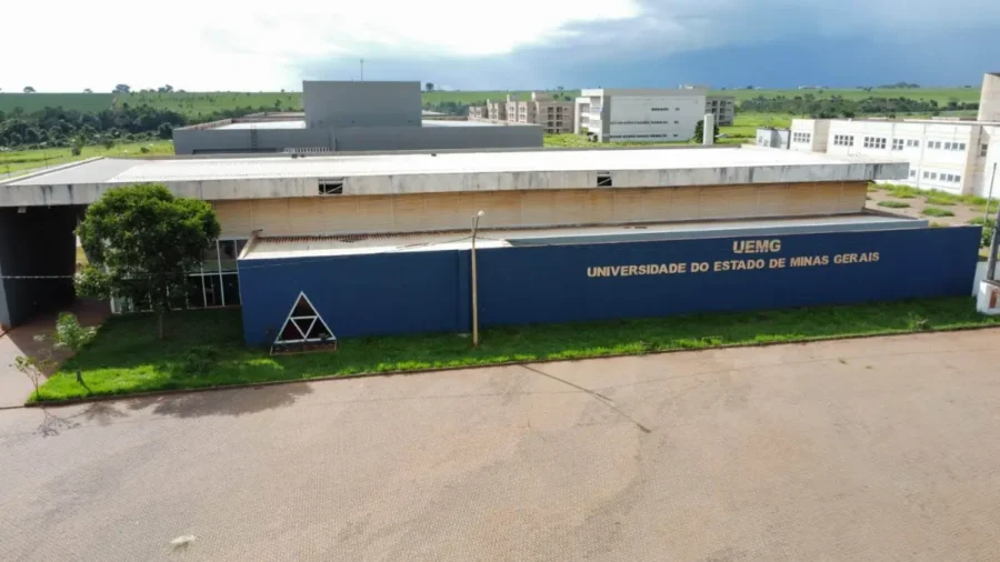 Campus da UEMG Universidade do Estado de Minas Gerais, com letreiro institucional na fachada azul do edifício, simbolizando a divulgação do resultado concurso UEMG 2025