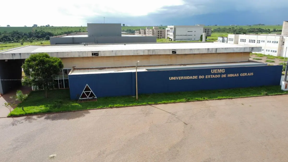 Campus da UEMG Universidade do Estado de Minas Gerais, com letreiro institucional na fachada azul do edifício, simbolizando a divulgação do resultado concurso UEMG 2025