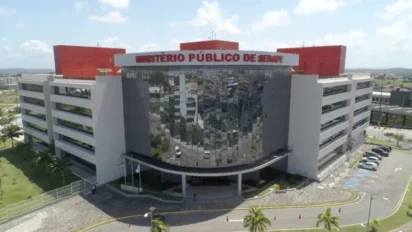 Fachada do edifício sede do Ministério Público de Sergipe (MPSE) em Aracaju, um prédio moderno com vidros espelhados e letreiro em destaque no topo sob céu aberto.