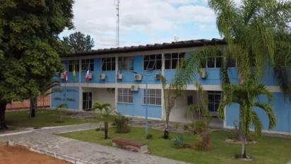 Fachada do prédio da Prefeitura de Ribeira do Pombal com dois pavimentos, pintura azul e branca, jardim com palmeiras e bandeiras oficiais na entrada. Foto: Divulgação/Prefeitura de Ribeira do Pombal-BA