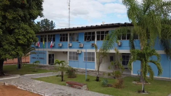 Ribeira do Pombal/BA suspende prova que seria realizada amanhã (01/03) 2 Fachada do prédio da Prefeitura de Ribeira do Pombal com dois pavimentos, pintura azul e branca, jardim com palmeiras e bandeiras oficiais na entrada. Foto: Divulgação/Prefeitura de Ribeira do Pombal-BA