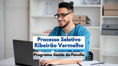 Processos Seletivos 7 Homem jovem, com barba, óculos e jaleco azul, sorri enquanto utiliza um notebook em ambiente profissional, possivelmente um consultório. Ele está com um estetoscópio no pescoço, indicando atuação na área da saúde. No centro da imagem, há sobreposição de textos destacando "Processo Seletivo Ribeirão Vermelho" e "Programa Saúde da Família", relacionados à seleção pública na área da saúde em Minas Gerais.