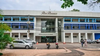 Fachada da Prefeitura Municipal de Rio Branco do Sul com prédio moderno branco e azul, carros estacionados e pessoas na entrada. Foto: Divulgação/Prefeitura de Rio Branco do Sul-PR