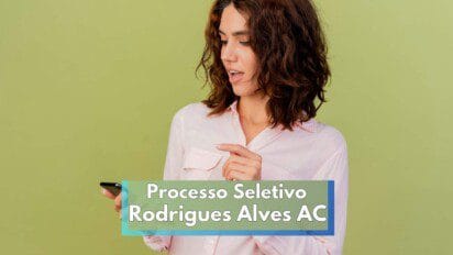 Mulher jovem de cabelos castanhos ondulados, vestindo camisa social rosa claro, olha para um celular em sua mão com expressão de surpresa ou interesse. Ela está em frente a um fundo verde e, sobre a imagem, há um banner com os dizeres “Processo Seletivo Rodrigues Alves AC” em letras brancas sobre fundo verde e azul, indicando conteúdo informativo sobre seleção pública.