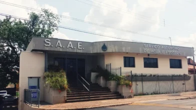 Fachada do prédio do SAAE de Lençóis Paulista, com escadaria de acesso, identificação da autarquia na parte superior e canteiros com plantas na entrada. Foto: Divulgação/Dimas Silva (Google Maps)