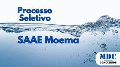 Imagem de água cristalina em movimento, capturada em close-up. A superfície forma pequenas ondas e saliências, enquanto bolhas de ar emergem para a superfície. O fundo tem um gradiente azul claro, criando um efeito visual limpo e refrescante - SAAE Moema (MG) Abre Processo Seletivo para Técnico em Contabilidade