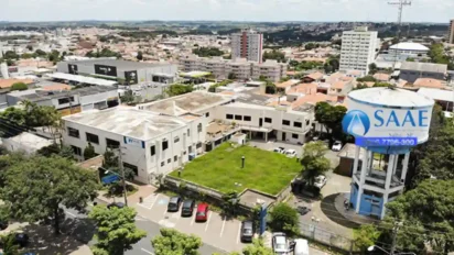 Vista aérea da sede do SAAE Salto com reservatório de água e prédios ao redor. Foto: Divulgação/SAAE Salto-SP