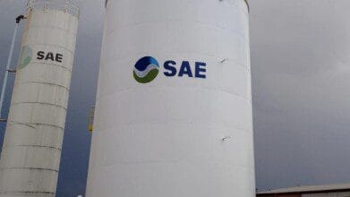 Caixa d’água branca da SAE com logotipo e céu nublado ao fundo. Foto: Divulgação/SAE Catalão-GO