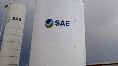 Caixa d’água branca da SAE com logotipo e céu nublado ao fundo. Foto: Divulgação/SAE Catalão-GO