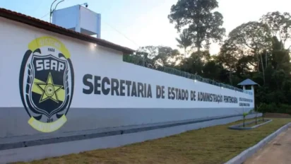 Muro com o brasão da SEAP Pará e os dizeres "Secretaria de Estado de Administração Penitenciária", cercado por arame farpado e vegetação ao fundo. Foto: Divulgação/Elck Oliveira-SEAP
