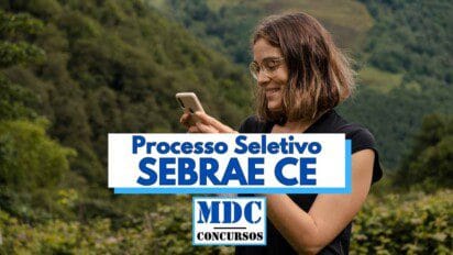 A imagem mostra uma mulher jovem, de cabelos castanhos e óculos, sorrindo enquanto utiliza um celular em meio a uma paisagem natural com colinas e vegetação ao fundo. Em destaque, há um banner com os dizeres “Processo Seletivo SEBRAE CE” e o logotipo “MDC Concursos” na parte inferior. A imagem transmite um ar de tranquilidade e conexão digital em ambiente natural.