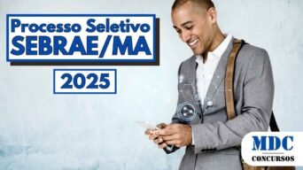 Homem sorridente usando terno cinza e bolsa tiracolo marrom mexe em um celular, com ícones tecnológicos sobrepostos no peito. À esquerda, o texto destaca "Processo Seletivo SEBRAE MA 2025" em letras azuis sobre fundo claro. No canto inferior direito, está o logotipo da MDC Concursos. A imagem transmite um clima moderno e profissional, voltado à divulgação de oportunidades de carreira