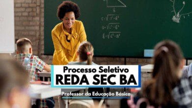 Processos Seletivos 7 Imagem de uma sala de aula com crianças sentadas em carteiras escolares, vistas de costas, enquanto uma professora, sorridente, usa uma blusa amarela vibrante e interage com os alunos. Ao fundo, há um quadro verde com fórmulas matemáticas e o desenho de uma lâmpada, sugerindo uma aula de ciências ou matemática. Em destaque, um banner sobreposto informa “Processo Seletivo REDA SEC BA – Professor da Educação Básica”.