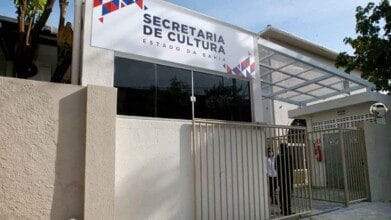 Processos Seletivos 9 Fachada da Secretaria de Cultura do Estado da Bahia com portão metálico e placa de identificação na entrada.