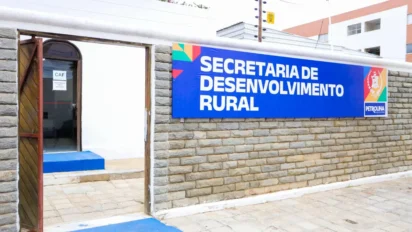 Fachada da Secretaria de Desenvolvimento Rural de Petrolina com placa azul na parede externa do prédio. Foto: Divulgação/Prefeitura de Petrolina-PE