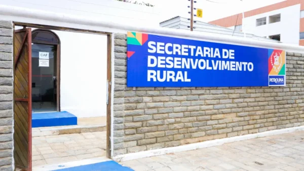 SEDRU Petrolina/PE abre processo seletivo com 19 vagas de até R$ 2.734,11 3 Fachada da Secretaria de Desenvolvimento Rural de Petrolina com placa azul na parede externa do prédio. Foto: Divulgação/Prefeitura de Petrolina-PE