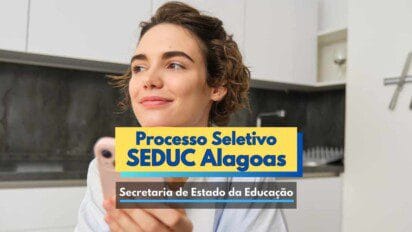 Mulher jovem de cabelos curtos e ondulados, com expressão tranquila e olhar voltado para o lado, segura um celular nas mãos em ambiente doméstico. Sobre a imagem, há um destaque gráfico com os dizeres “Processo Seletivo SEDUC Alagoas” e “Secretaria de Estado da Educação”. A imagem promove o processo seletivo da SEDUC AL, com foco informativo e institucional.