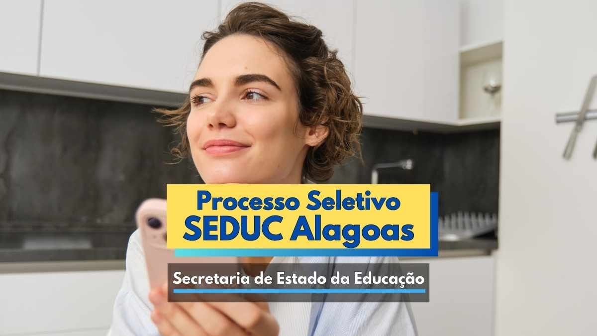 SEDUC AL lança seleção com 115 vagas de até R$ 5,5 mil 1 Mulher jovem de cabelos curtos e ondulados, com expressão tranquila e olhar voltado para o lado, segura um celular nas mãos em ambiente doméstico. Sobre a imagem, há um destaque gráfico com os dizeres “Processo Seletivo SEDUC Alagoas” e “Secretaria de Estado da Educação”. A imagem promove o processo seletivo da SEDUC AL, com foco informativo e institucional.