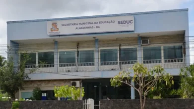 SEDUC Alagoinhas/BA abre processo seletivo com 302 vagas imediatas 3 Fachada do prédio da Secretaria Municipal da Educação de Alagoinhas, com identificação da SEDUC em placa na parte superior do edifício. Foto: Divulgação/Prefeitura de Alagoinhas-BA