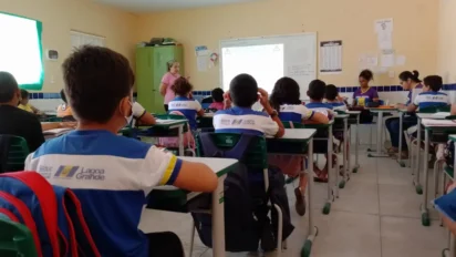 Sala de aula com alunos uniformizados da rede municipal de Lagoa Grande sentados em carteiras enquanto uma professora conduz atividade no quadro branco. Foto: Divulgação/Prefeitura de Lagoa Grande-PE