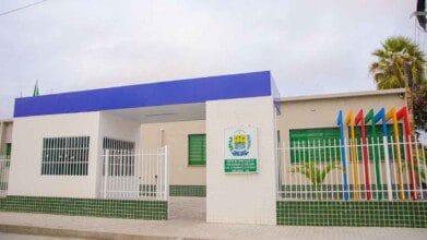 Fachada do Centro de Capacitação de Profissionais da Educação e de Atendimento às Pessoas com Surdez (CAS), com portão branco e detalhes em verde e azul