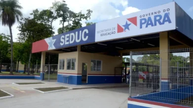 SEDUC Pará abre processo seletivo com salários de até R$ 5.875,21 3 Entrada de unidade da SEDUC Pará com fachada azul, branca e vermelha, logotipo do governo e área externa cercada, com árvores ao fundo. Foto: Divulgação/Rodrigo Pinheiro/Agência Pará