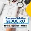 Imagem com fundo de plantas arquitetônicas detalhadas, instrumentos técnicos como lupa, régua, lápis, calculadora e um capacete de segurança amarelo, sugerindo área de engenharia. Em destaque, há o texto "Processo Seletivo SEDUC RO – Níveis Superior e Médio", indicando a divulgação de um seleção pública. A imagem remete a vagas voltadas para profissionais da construção civil e áreas técnicas.