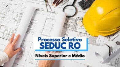 Processos Seletivos 8 Imagem com fundo de plantas arquitetônicas detalhadas, instrumentos técnicos como lupa, régua, lápis, calculadora e um capacete de segurança amarelo, sugerindo área de engenharia. Em destaque, há o texto "Processo Seletivo SEDUC RO – Níveis Superior e Médio", indicando a divulgação de um seleção pública. A imagem remete a vagas voltadas para profissionais da construção civil e áreas técnicas.