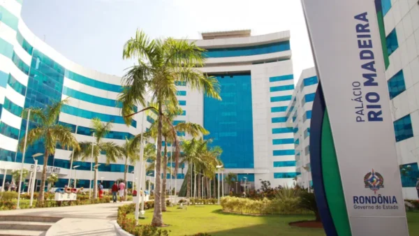 Fachada do Palácio Rio Madeira, sede do Governo de Rondônia, com prédios modernos, palmeiras e área ajardinada em primeiro plano. Foto: Divulgação/Governo de Rondônia
