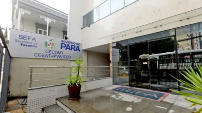 Entrada de prédio da SEFA do Pará com rampa, tapete identificado e placa institucional na fachada. Foto: Divulgação/Agência Pará