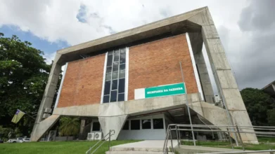 Concursos 4 Fachada do edifício da Secretaria da Fazenda (SEFAZ-PI), com estrutura de concreto aparente, paredes de tijolos à vista e uma placa verde identificando o órgão.