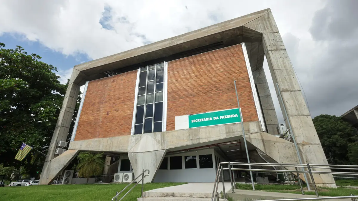 Fachada do edifício da Secretaria da Fazenda (SEFAZ-PI), com estrutura de concreto aparente, paredes de tijolos à vista e uma placa verde identificando o órgão.