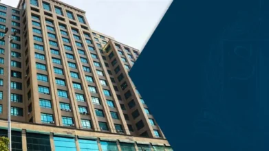 Prédio alto da Secretaria da Fazenda de São Paulo visto de baixo, com janelas azuis e uma faixa gráfica azul ocupando a lateral direita da imagem. Foto: Divulgação/SEFAZ-SP