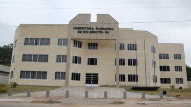 Prédio da Prefeitura Municipal de Rio Bonito RJ com fachada bege e janelas de vidro. Foto: Divulgação/Prefeitura de Prefeitura de Rio Bonito-RJ