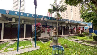 Fachada da SEMEC Belém/PA com jardim, busto em pedestal, letreiro azul e edifícios residenciais ao fundo. Foto: Divulgação/Prefeitura de Belém-PA