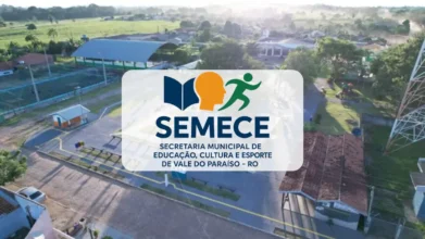 Vista aérea de uma área urbana em Vale do Paraíso, Rondônia, com destaque central para o logotipo da SEMECE, que exibe ícones de um livro, uma silhueta humana e uma pessoa correndo sobre um fundo branco. Foto: Divulgação/Governo do Estado de Rondônia