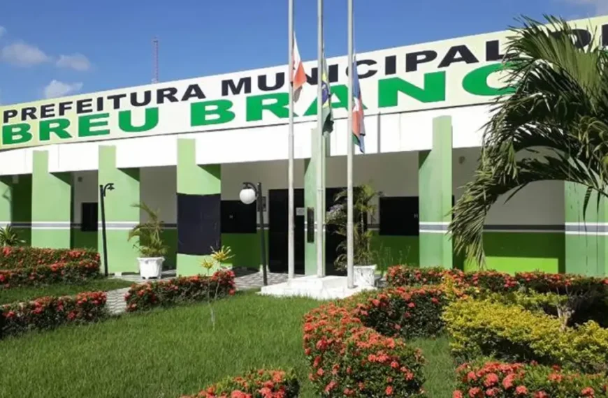 Fachada da Prefeitura Municipal de Breu Branco, prédio em tons de verde e branco, com letreiro do nome no topo, mastros com bandeiras à frente, jardim com flores e gramado bem cuidado. Foto: Divulgação/Prefeitura de Breu Branco-PA