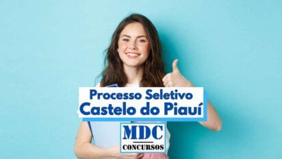 Mulher jovem sorridente com cabelos castanhos longos segura uma pasta azul e faz sinal de positivo com o polegar, em frente a um fundo azul. Ao centro da imagem, há uma faixa com os dizeres "Processo Seletivo Castelo do Piauí" em letras grandes e azuis. Abaixo, está o logotipo "MDC Concursos". A imagem transmite otimismo e confiança para candidatos ao processo seletivo.