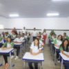 Alunos uniformizados sentados em carteiras de uma sala de aula, com professores e gestores em pé ao fundo. Foto: Divulgação/Governo do Estado do Piauí