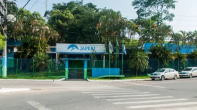 Fachada da Prefeitura de Japeri com placa institucional, área arborizada, portões verdes e faixa de pedestres em frente ao prédio. Foto: Divulgação/Prefeitura de Japeri-RJ