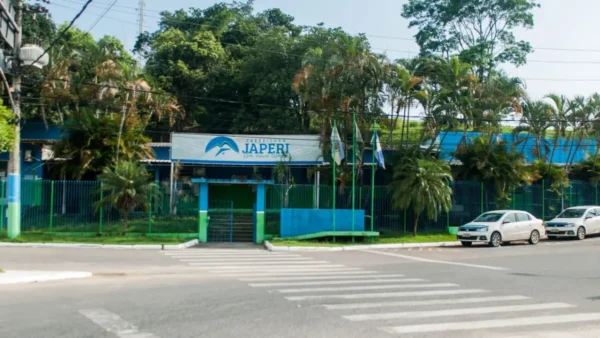 Fachada da Prefeitura de Japeri com placa institucional, área arborizada, portões verdes e faixa de pedestres em frente ao prédio. Foto: Divulgação/Prefeitura de Japeri-RJ