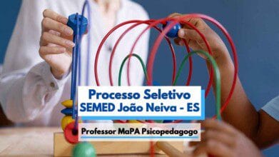 Processos Seletivos 2 Pessoa adulta e criança interagem com brinquedo pedagógico colorido de madeira, composto por arames curvos e peças deslizantes. Sobre a imagem, há um banner com os dizeres "Processo Seletivo SEMED João Neiva - ES" e "Professor MaPA Psicopedagogo", destacando a abertura de seleção pública na área da educação. A imagem transmite ambiente educacional e lúdico, voltado ao desenvolvimento infantil.