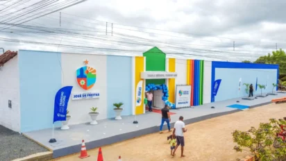 Fachada colorida de escola municipal em José de Freitas com decoração de inauguração, logotipo da prefeitura, balões azuis e pessoas caminhando em frente ao prédio. Foto: Divulgação/Prefeitura de José de Freitas-PI