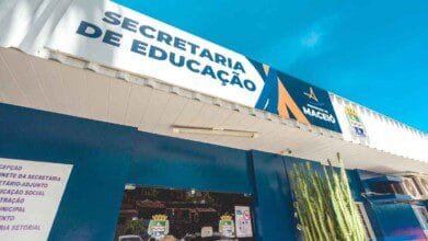 Fachada da Secretaria Municipal de Educação de Maceió - SEMED com letreiro e logotipo da prefeitura em destaque.