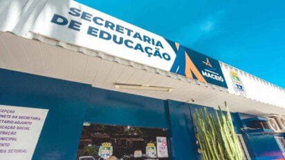 Fachada da Secretaria Municipal de Educação de Maceió - SEMED com letreiro e logotipo da prefeitura em destaque.