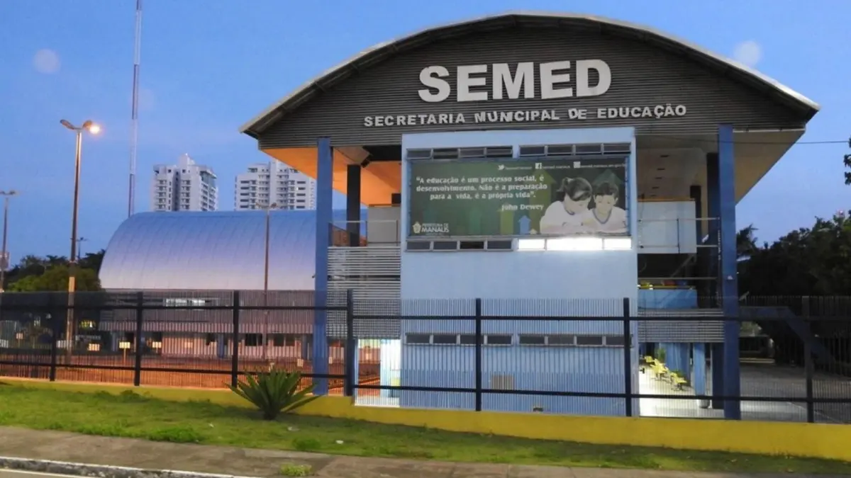 prédio da SEMED Manaus com fachada institucional da Secretaria Municipal de Educação