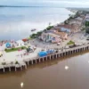 Vista aérea da orla de Marabá com área urbanizada à beira do rio, tendas montadas, pessoas circulando e casas ao fundo. Foto: Divulgação/Prefeitura de Marabá-PA