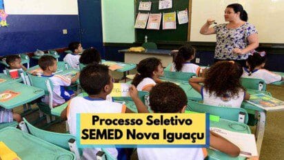 Sala de aula com crianças uniformizadas sentadas em carteiras escolares verdes, prestando atenção a uma professora que está de pé à frente da turma, gesticulando enquanto explica o conteúdo. No fundo, há um quadro com cartazes coloridos e materiais didáticos. Na parte inferior da imagem, um destaque em amarelo e azul exibe o texto “Processo Seletivo SEMED Nova Iguaçu”, indicando contexto educacional e institucional.