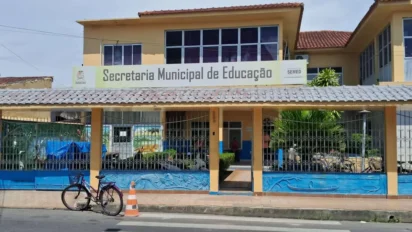 Fachada do prédio da Secretaria Municipal de Educação de Parintins, com placa identificando o órgão, grade frontal, bicicletas estacionadas e pintura azul e bege na área externa. Foto: Divulgação/Vítor Fabrício - Arquivo Portal O Digital