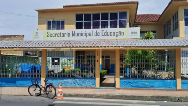 SEMED Parintins abre processo seletivo com 1.229 vagas de até R$ 4.583,00 4 Fachada do prédio da Secretaria Municipal de Educação de Parintins, com placa identificando o órgão, grade frontal, bicicletas estacionadas e pintura azul e bege na área externa. Foto: Divulgação/Vítor Fabrício - Arquivo Portal O Digital